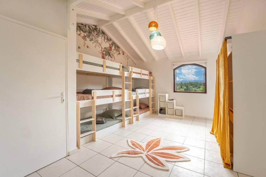 Spacieuse Villa Corossol Avec Piscine Et Jeux Exterieurs Le Gosier  Eksteriør billede